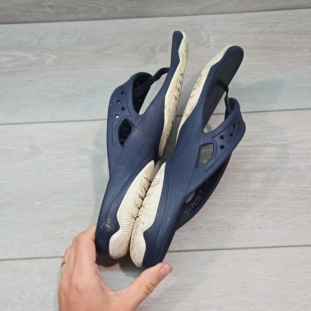 Crocs Iconic Comfort men Thong Sandals Flats shoes sz 7